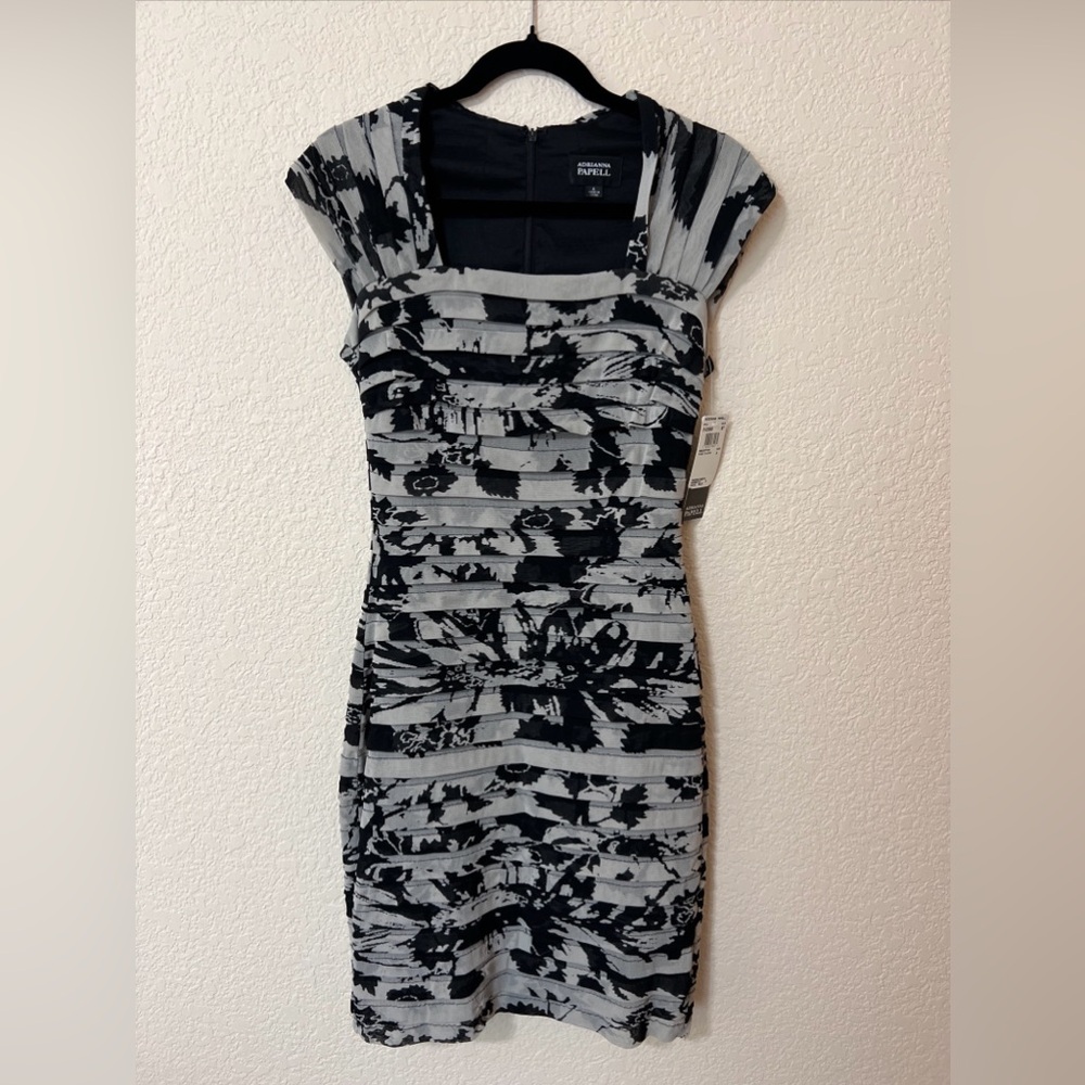 NWT Adrianna Papell‎ Black Beige Shutter Pleated Dress Sz 4 Lined Formal Prom